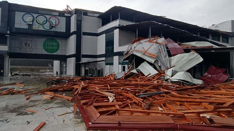 OLİMPİK HAZIRLIK MERKEZİNİN ÇATISI ÇÖKTÜ: 5 YARALI