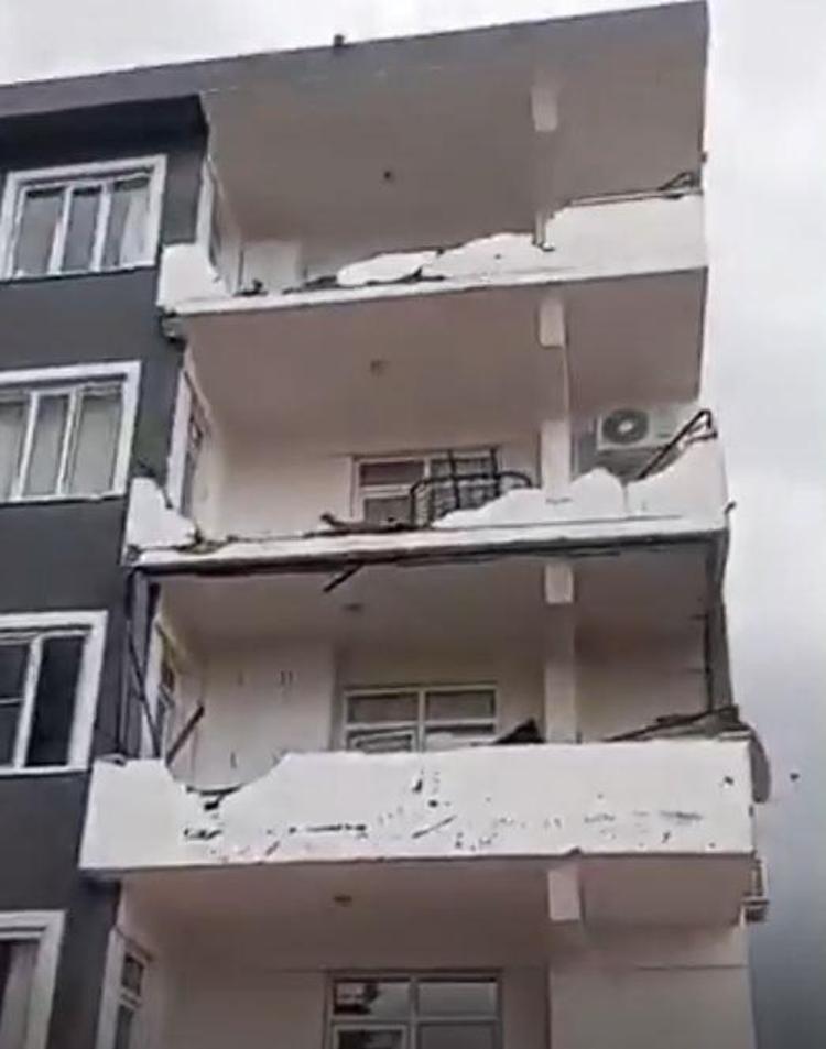 OLUŞAN HASAR VE ÇATI UÇMASI CEP TELEFONU KAMERASINDA