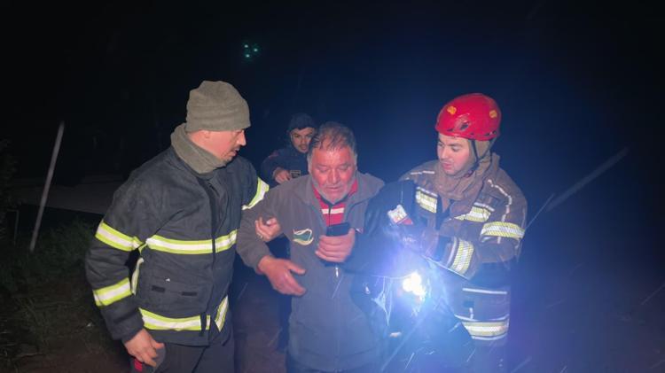 AYAKKABILARINI ÇIKARDI, AMBULANSA BİNDİ