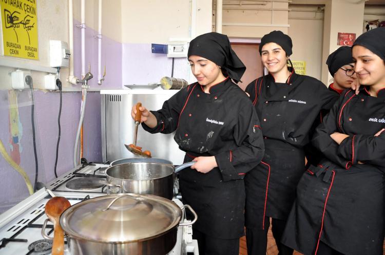 TÜRK VE DÜNYA MUTFAĞINI TANIYORLAR