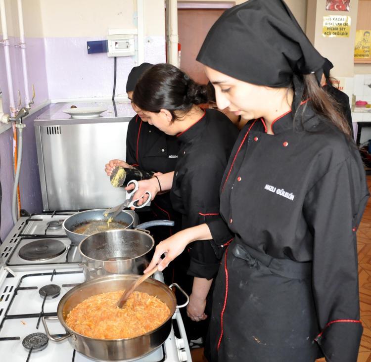 İLK MESLEKİ DENEYİMİNİ LİSEDE KAZANIYORLAR