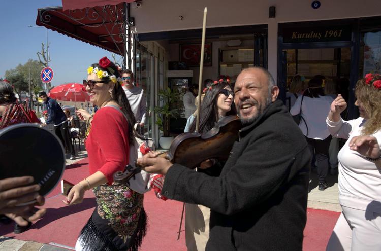 ‘DİLEK TUTULUYOR, KISMET BULUNUYOR’