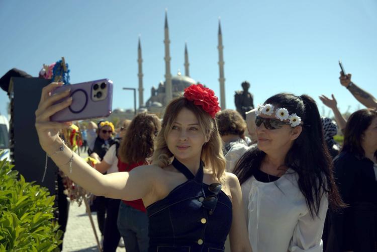 ‘İZMİR’DEN GELENE KADAR DANS ETTİK’