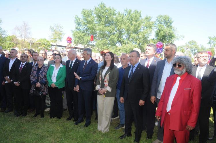 PROTOKOL TÖREN ALANINA YÜRÜDÜ