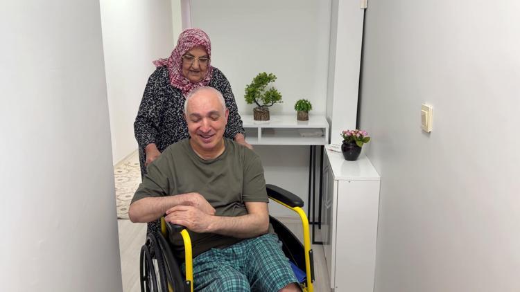 Hediye edilen tekerlekli sandalye ile yeni evlerini gezen Olcay Özonur, şunları söyledi: