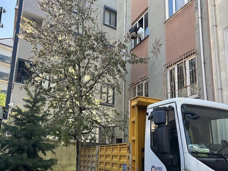 1 YILDAN BU YANA EVDEN DIŞARI ÇIKMAMIŞ