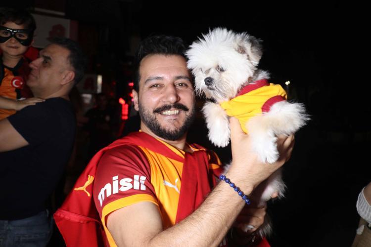 GALATASARAY FORMALI KÖPEK İLGİ ODAĞI OLDU
