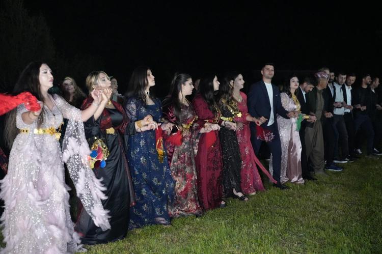 ‘KADINLAR BAŞ TACIMIZDIR’