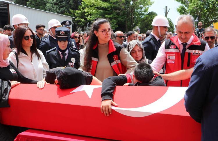 EŞİ VE OĞLU, ŞEHİDİN TABUTUNA SARILIP GÖZYAŞI DÖKTÜ