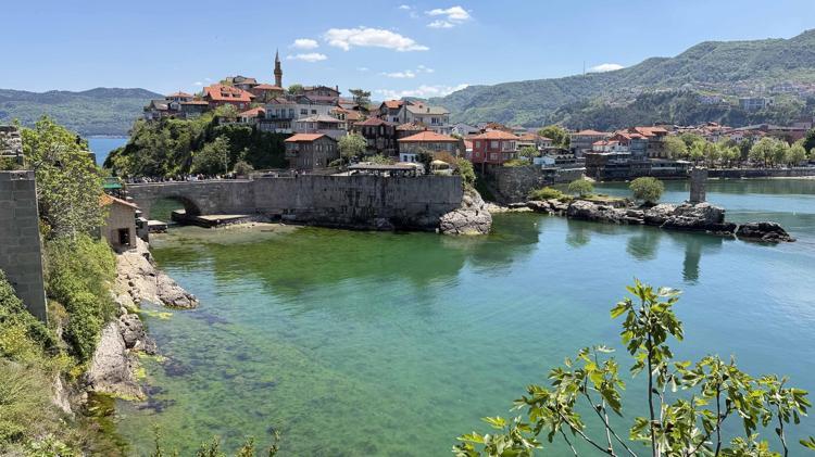 TÜRİYEDE TEK LAV SÜTUNLARI ZİYARETÇİLERİNİ BEKLİYOR