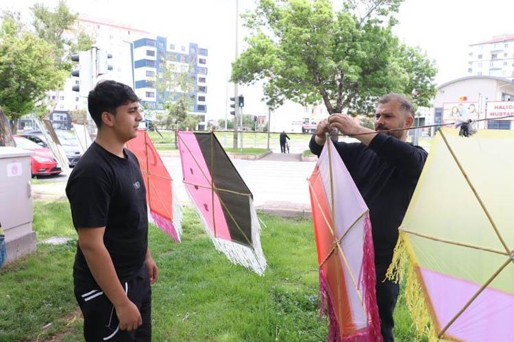 ‘EŞİM BİLE UÇURTMA YAPIYOR’