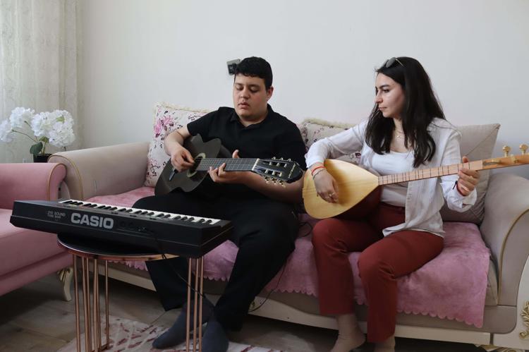 DUYDUĞUNU ÇALABİLEN BİR ÖĞRENCİ