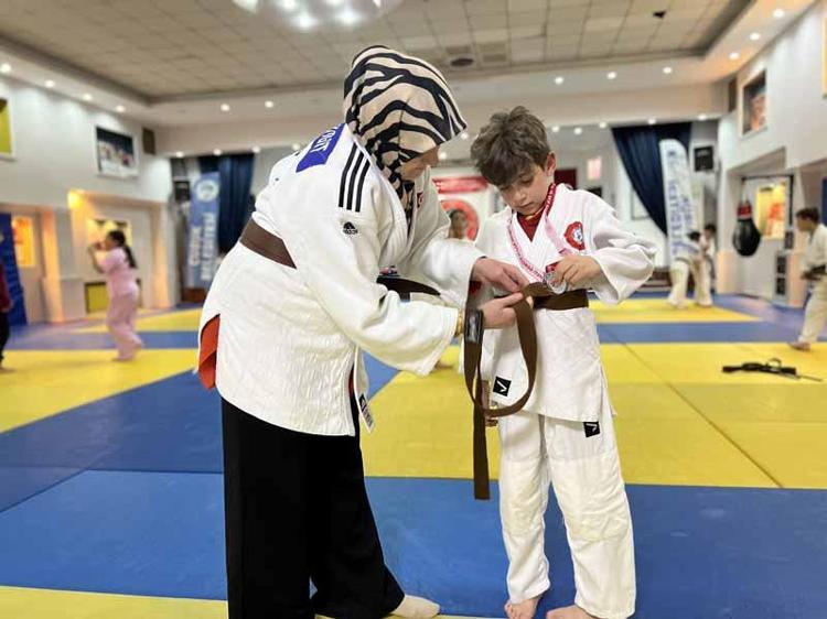 JUDO KIYAFETİMİ GİYDİĞİMDE MUTLU OLUYORUM