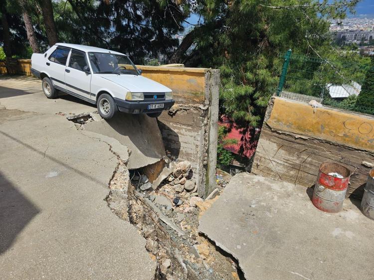 OTOMOBİL DERE YATAĞINA DÜŞTÜ: 1 ÖLÜ