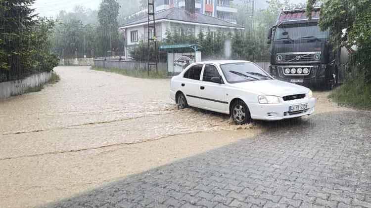 BAZI EVLERİ SU BASTI