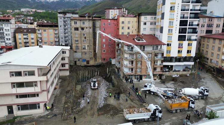 RİSKLİ ALAN TAŞ VE BETONLA DOLDURULUYOR