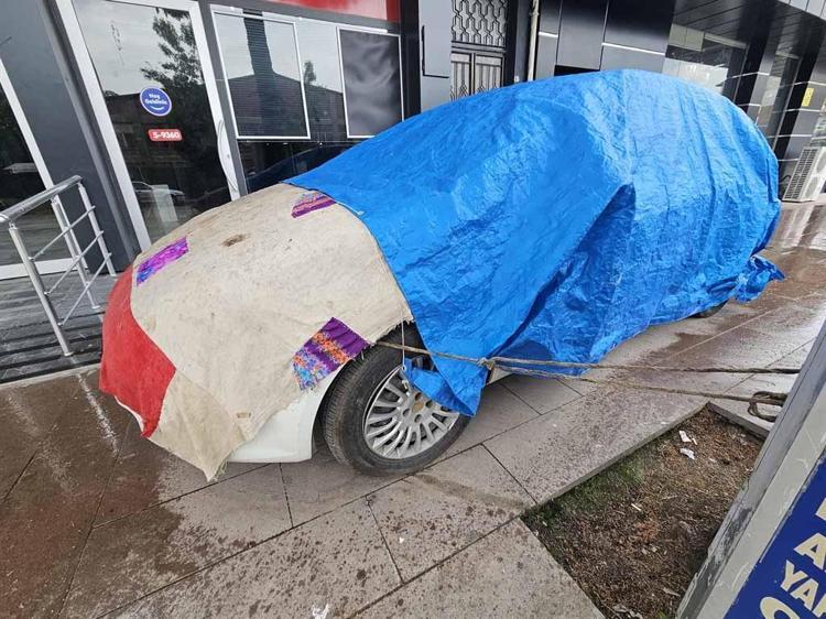 BRANDA ÖRTTÜĞÜ ARACI AĞACA BAĞLADI