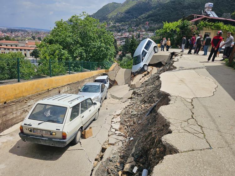 OTOMOBİL DEREYE DÜŞTÜ