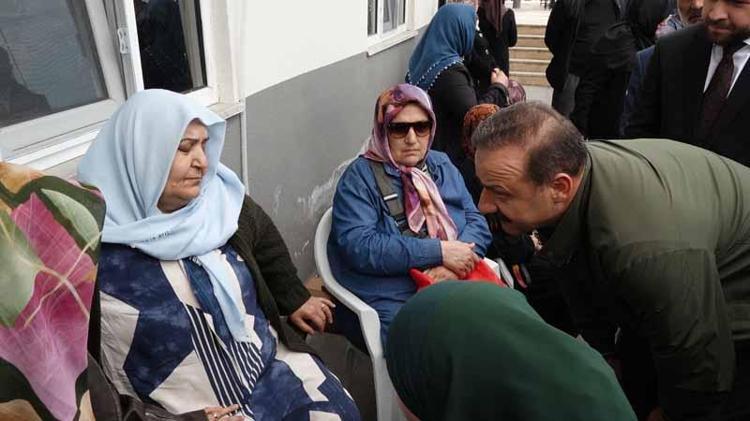 YAN YANA TOPRAĞA VERİLDİLER