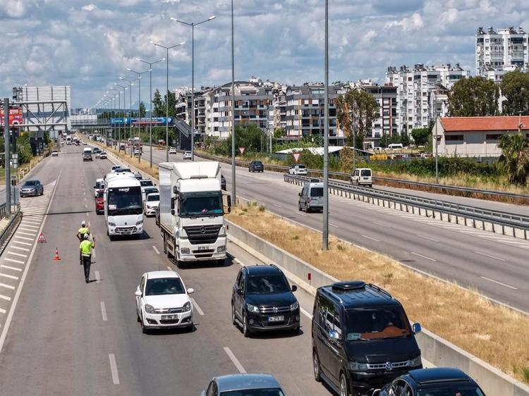 ‘HATALI ŞERİT DEĞİŞİKLİKLERİ YARALANMALI VE ÖLÜMLÜ KAZALARA NEDEN OLUYOR’