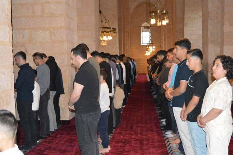 İLK BAYRAMLAŞMA CAMİDE YAPILDI