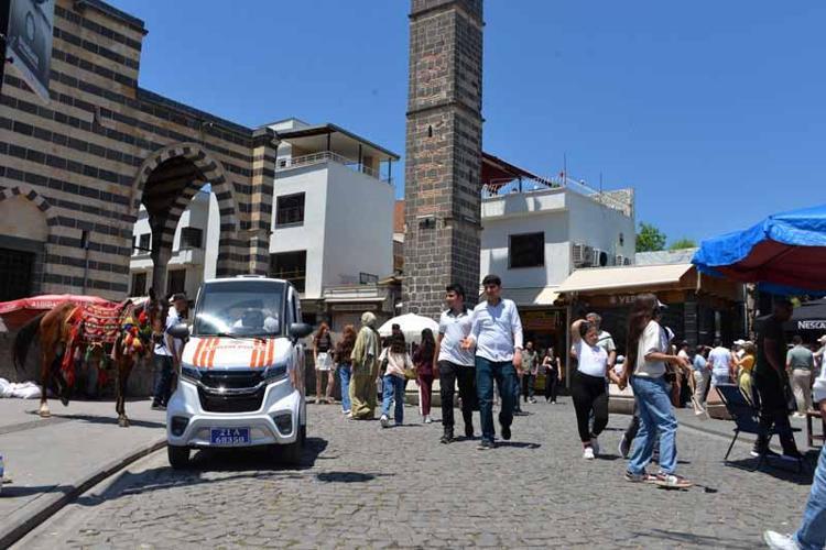 TURİZM POLİSİ, KENTE GELEN TURİSTLERE 7 DİLDE HİZMET VERİYOR