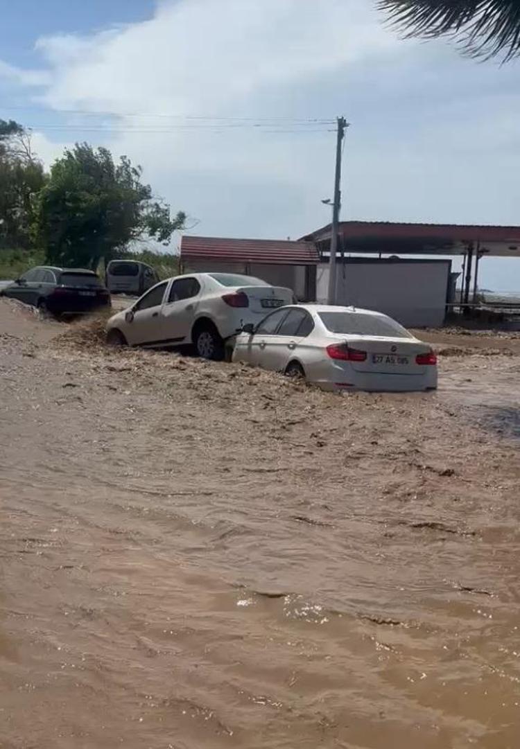 ARAÇLAR ZARAR GÖRDÜ