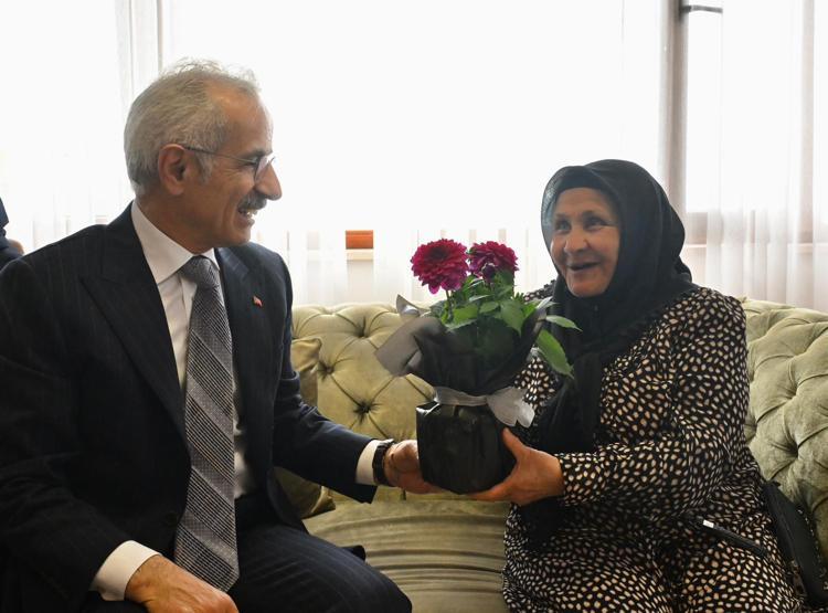 HUZUREVİ SAKİNLERİYLE BAYRAMLAŞTI