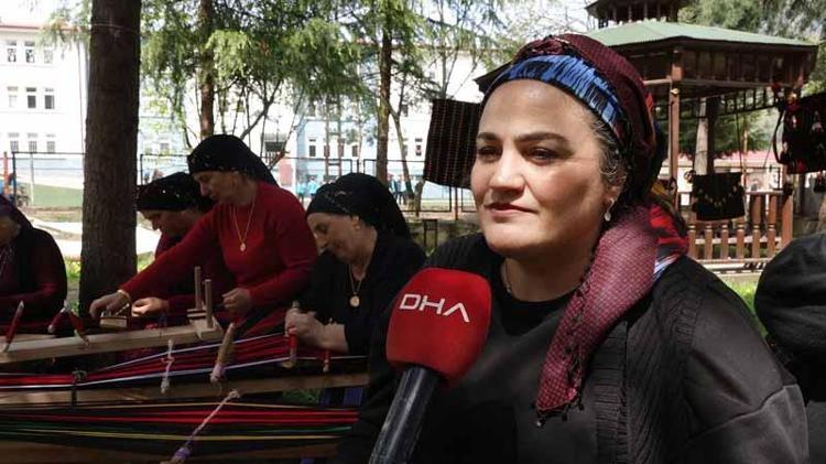ÇALIŞIRKEN TÜRKÜLER SÖYLÜYORUZ