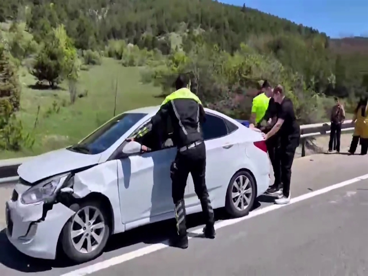 TRAFİK EKİBİ KAZAYA KARIŞAN OTOMOBİLİ İTEREK YOL KENARINA ALDI