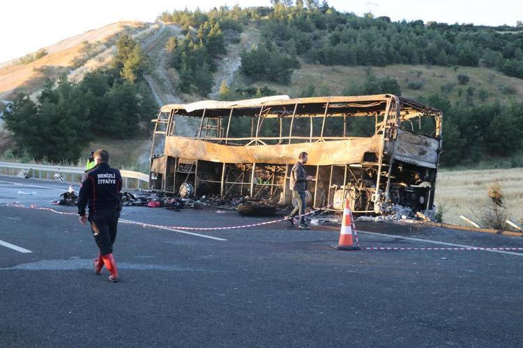 YENİ EVLİ ÇİFTİ KAZA AYIRDI