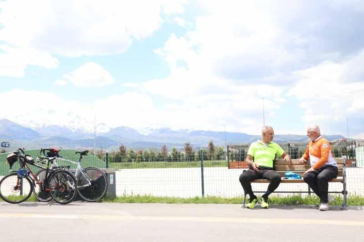 ‘DOĞAYLA İÇ İÇESİN, KENDİNLE BARIŞIYORSUN’