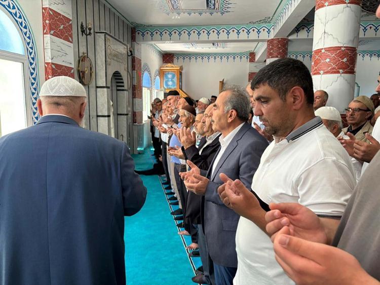 MEZARLIK ZİYARETİNE GİDİYORLARMIŞ