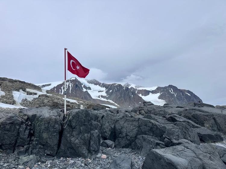 ‘GELECEKTE BİZİ OLUMSUZ BİR SENARYO BEKLİYOR’
