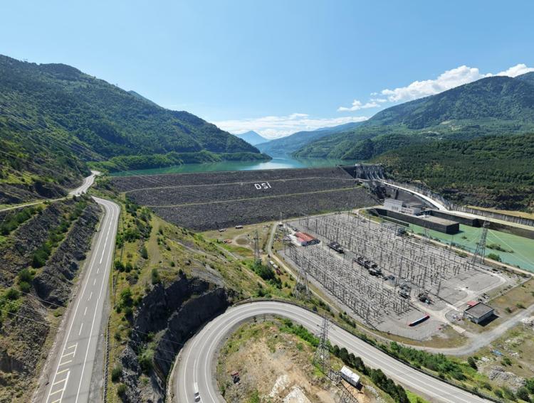 BİR DAMLA SU, ARTVİNDE 5 DEFA ELEKTRİK ÜRETİYOR
