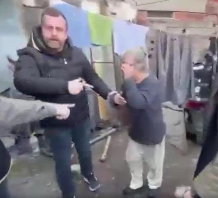 BABAANNESİ BAHÇEYE ÇIKARINCA GÖRÜNTÜLENDİ