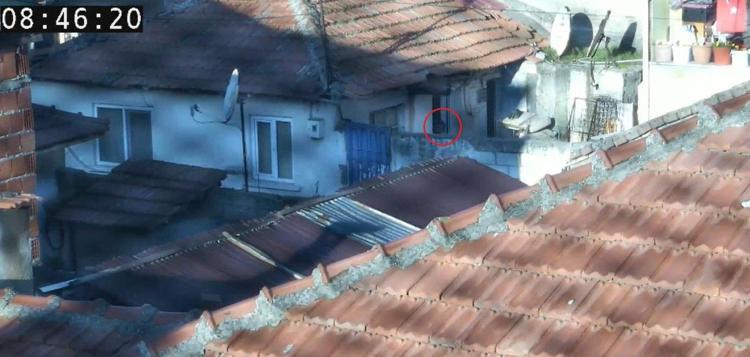 YAKALANMAMAK İÇİN KIYAFET İLE GÜZERGAH DEĞİŞTİRMİŞ