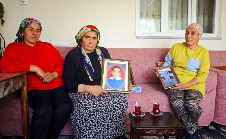 HER GÜN MEZARLARINA GİDİYOR