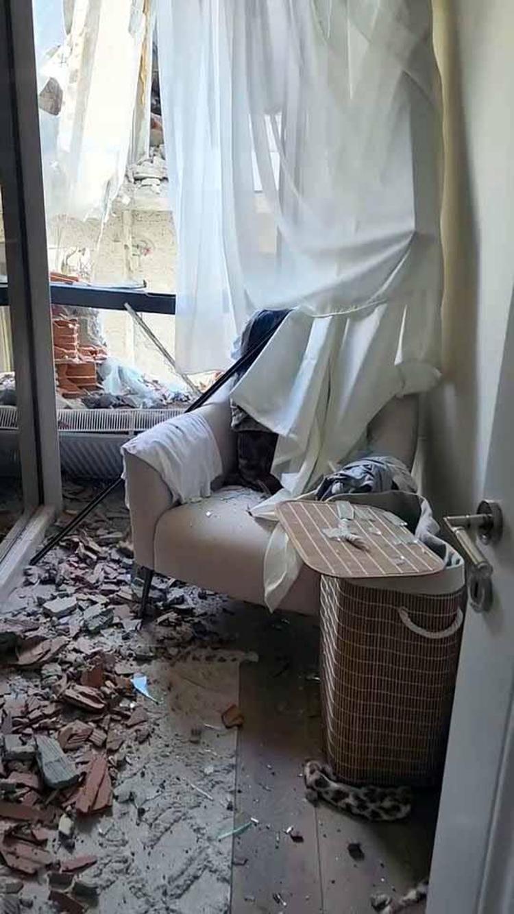 DUVARI DELEN MOLOZLAR ODANIN İÇİNE DOLDU