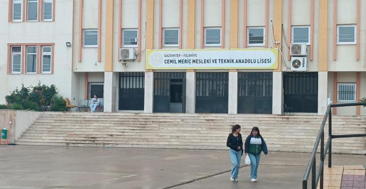 HEM ÖĞRENİYOR HEM ÜRETİYORUZ