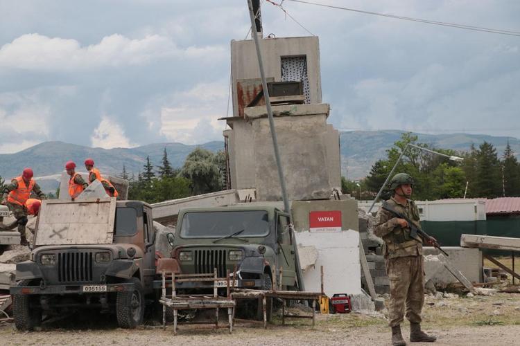 ENKAZ ALTINDA YAŞAM BELİRTİSİ ARANDI