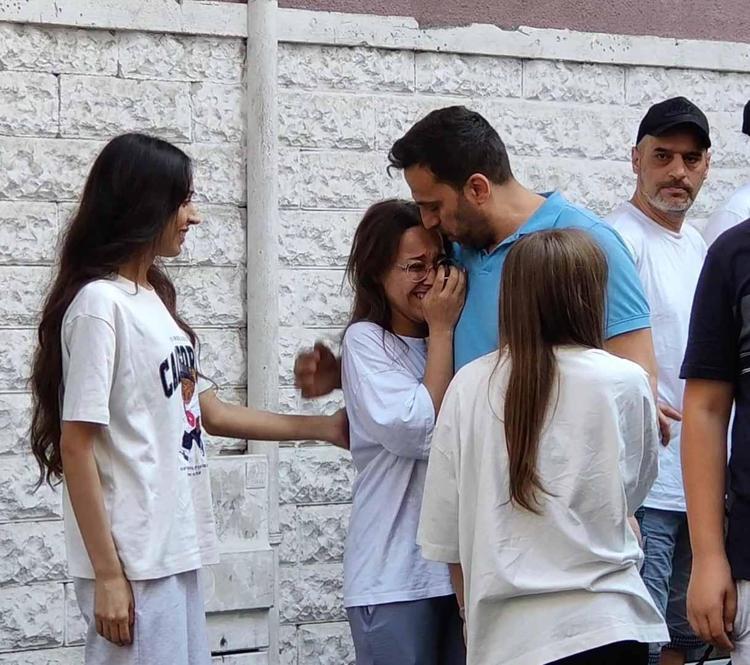 İTFAİYE ERİNİN KUCAĞINDA KARDEŞLERİNİ SORDU