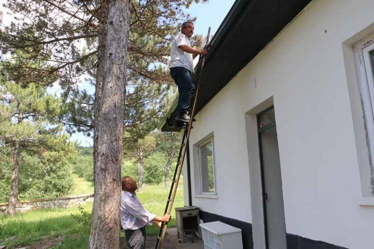 SADECE MİNARENİN ÜZERİNDE TEK ÇİZGİ ÇEKİYOR