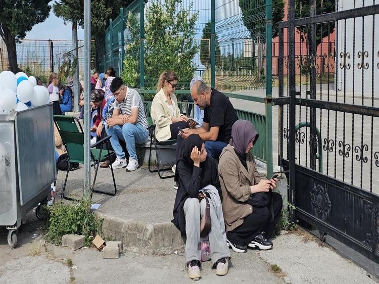 KOŞAN ÖĞRETMEN VE POLİS KİMLİĞİ TESLİM ETTİ