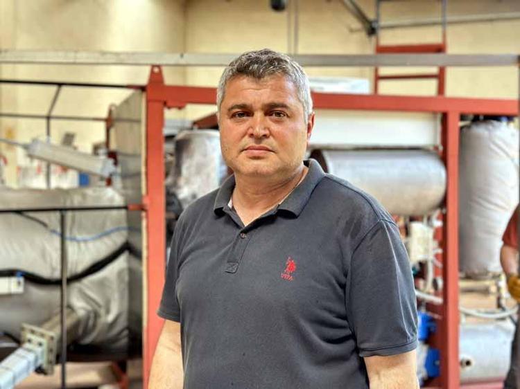 GÜNÜN ÇOĞU EVİN BAHÇESİNDE, ATÖLYEDE GEÇİYOR