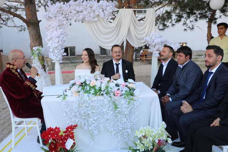 BURADA TANIŞTIK, ŞİMDİ DÜNYAEVİNE GİRDİK
