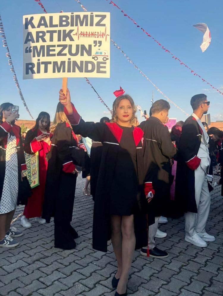 MEZUNİYET SEVİNCİ