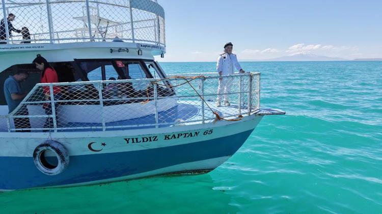 KIŞ AYLARINDA BALIKÇILIK YAPIYOR