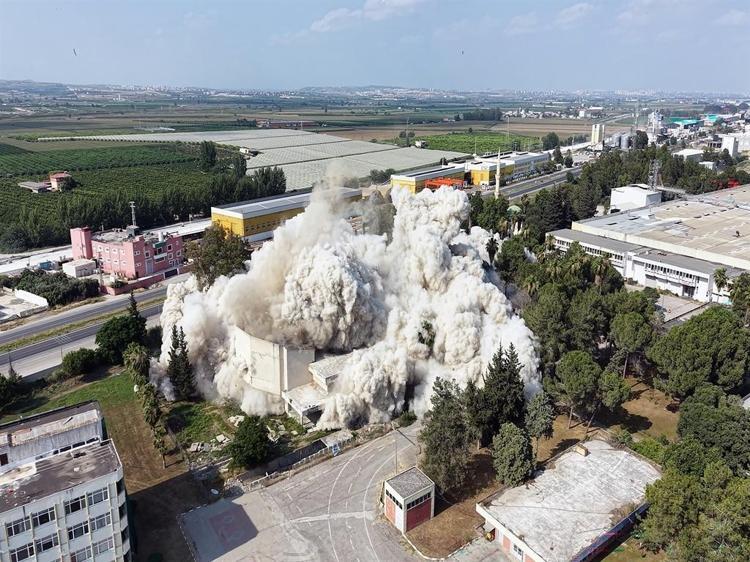 KARA YOLU TRAFİĞE KAPATILDI, SANİYELER İÇİNDE YIKILDI