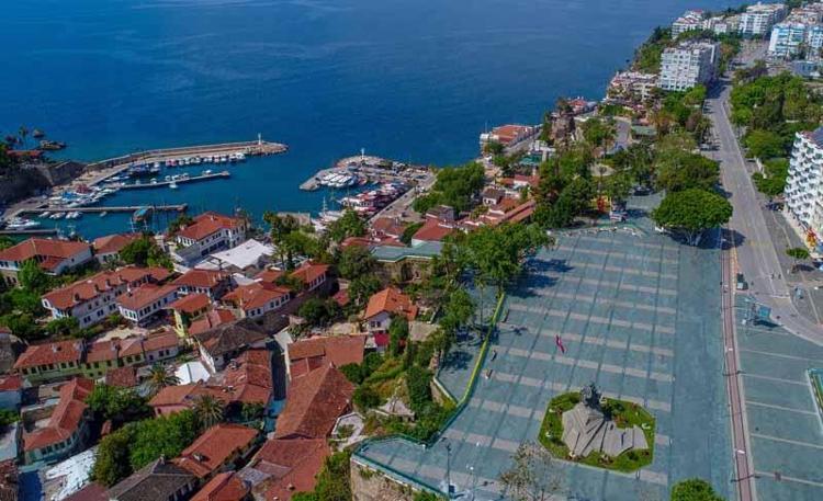 İLK SIRADA KALEİÇİ VAR